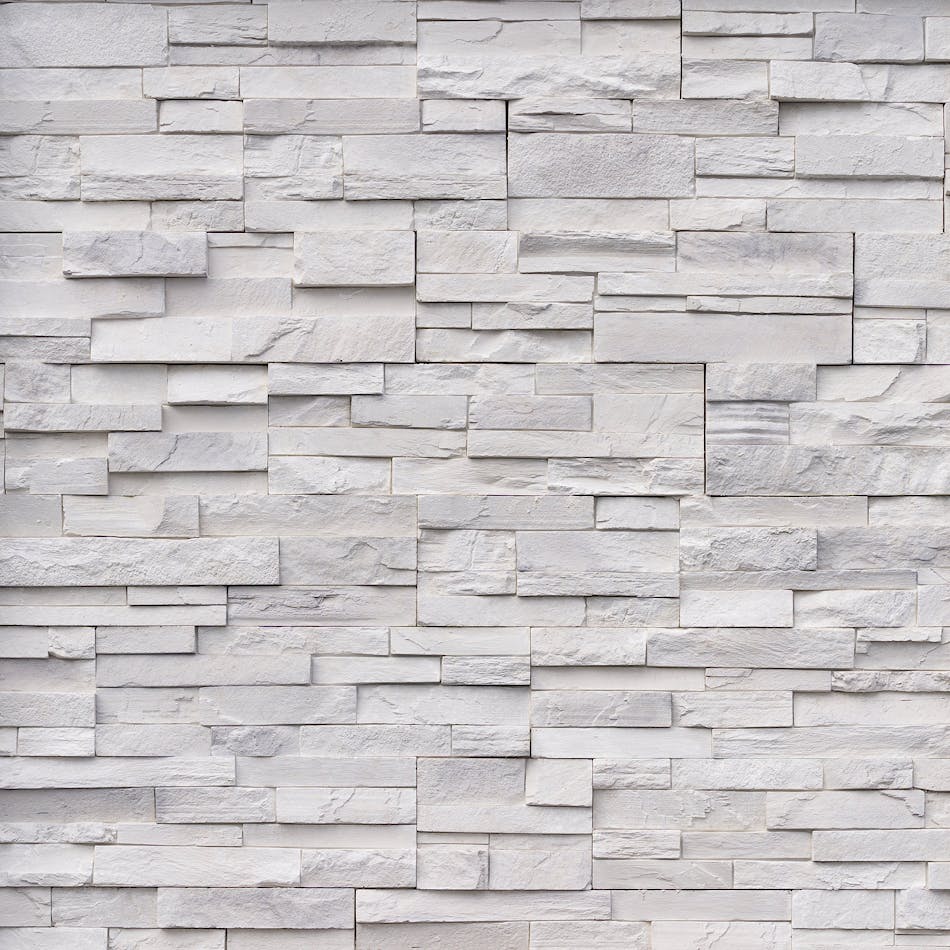 A stone veneer wall utilizing Craft Chop Ledge Panels in the shade Cloudbreak. The panels vary in size and shape, adding dimension.